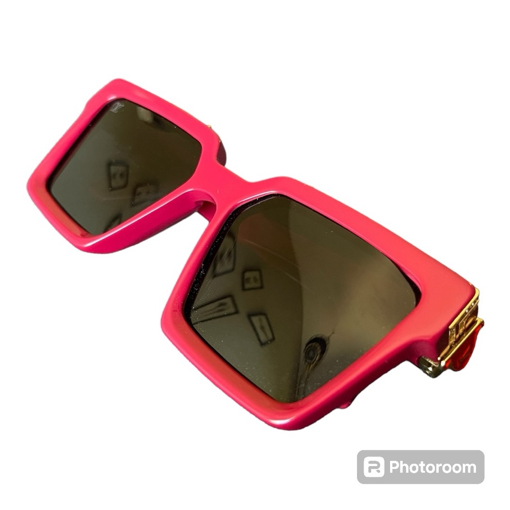 Louis Vuitton 
Virgil Abloh 1.1 Millionaires Sunglasses 
SS19 Red
Good Condition
